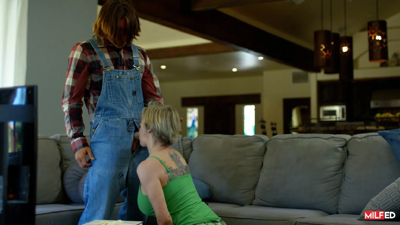 Milfed Dee Williams Cable Guy Plugs The MILF XXX